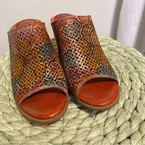 L’Artiste Spring Step Stylin Tan Floral Perforated Peep Toe Slip On Heel Mules
