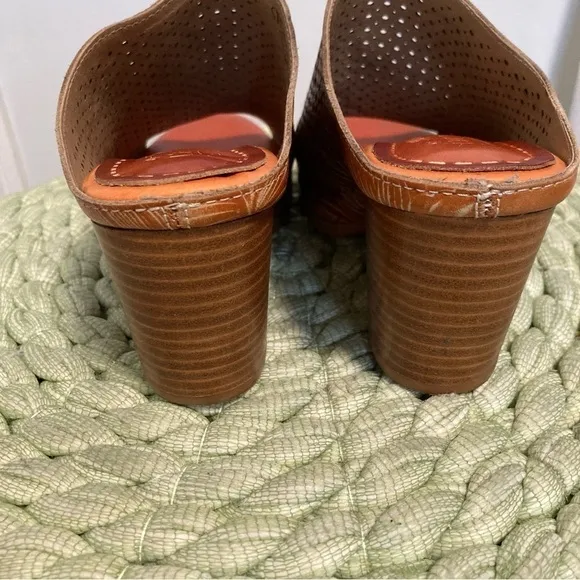 L’Artiste Spring Step Stylin Tan Floral Perforated Peep Toe Slip On Heel Mules