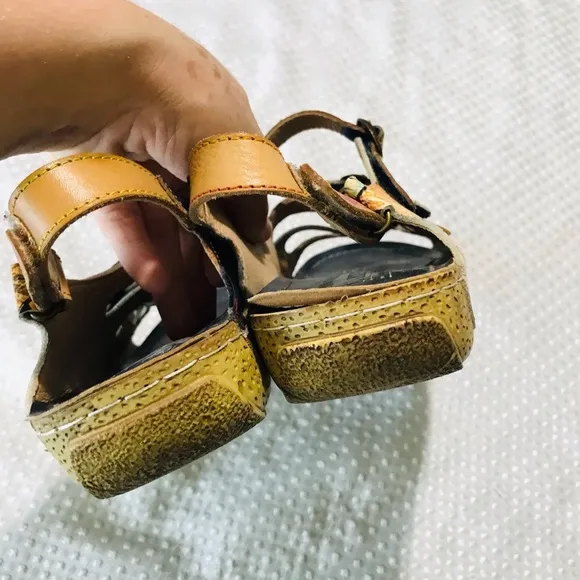 L'Artiste Taffyta Genuine Leather StrappyBuckle Wedge Sandals