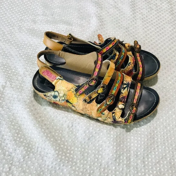L'Artiste Taffyta Genuine Leather StrappyBuckle Wedge Sandals