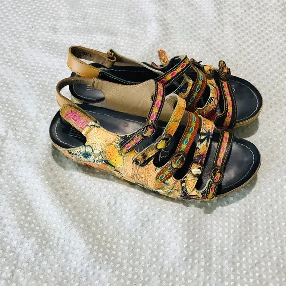 L'Artiste Taffyta Genuine Leather StrappyBuckle Wedge Sandals