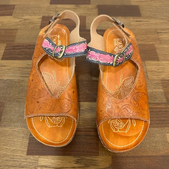 L'Artiste Womens Sandals Wedge 8.5 Tooled Leather Slingback Artistic Buckle