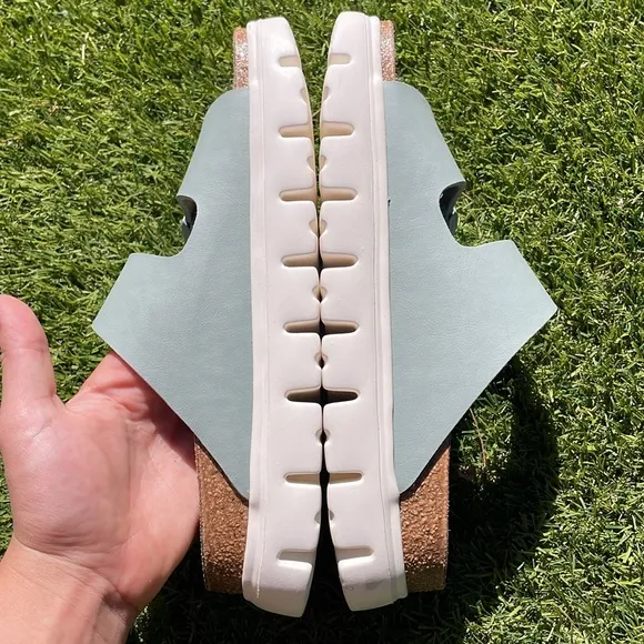LIKE NEW BIRKENSTOCK Arizona Chunky Sandals!