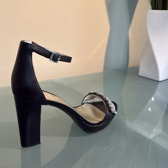 Like NEW Naturalizer Black Leather and Crystal Platforms Sandals Size 7W