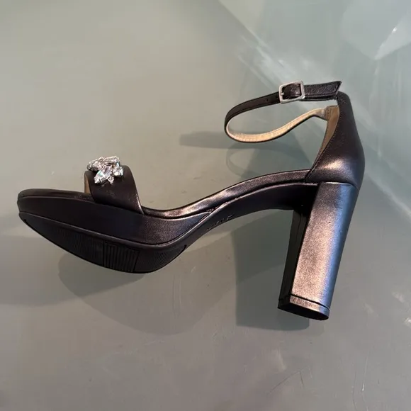 Like NEW Naturalizer Black Leather and Crystal Platforms Sandals Size 7W