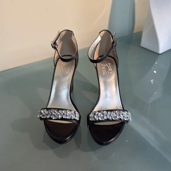 Like NEW Naturalizer Black Leather and Crystal Platforms Sandals Size 7W