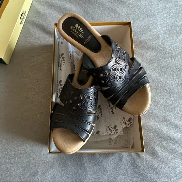 LIKE NEW Spring Step Melancholy Sandals in Black