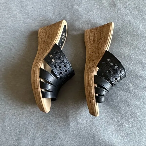 LIKE NEW Spring Step Melancholy Sandals in Black