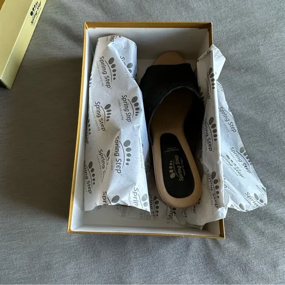 LIKE NEW Spring Step Melancholy Sandals in Black