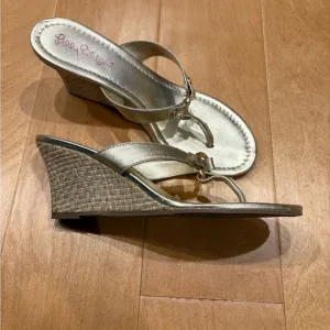 Lilly Pulitzer gold wedge thong sandals leather sz 9