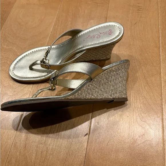 Lilly Pulitzer gold wedge thong sandals leather sz 9