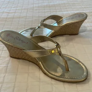 Lilly Pulitzer McKim wedge sandals thong gold leather women’s size 8 1/2 M