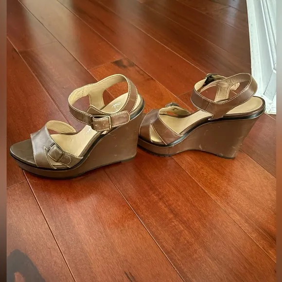 Lisa for Donald J Pliner Brown Kalani wedge sandals