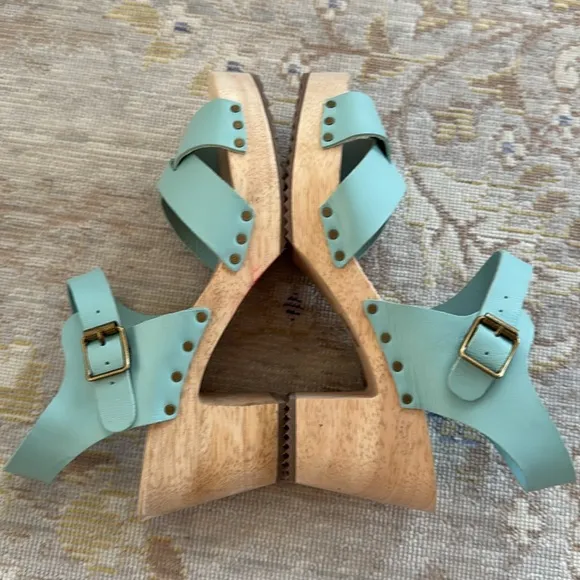 Loft Criss Cross Leather Sandals Size 8.5