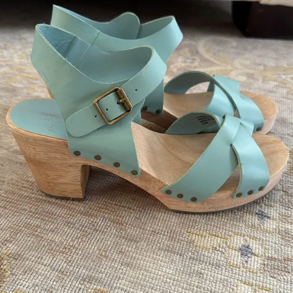 Loft Criss Cross Leather Sandals Size 8.5