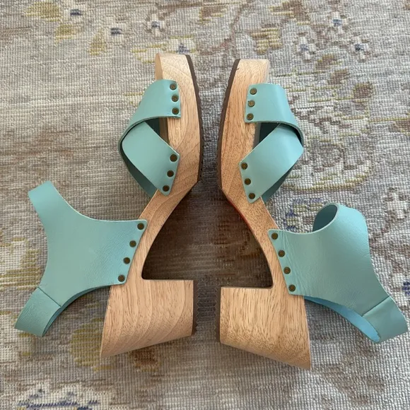 Loft Criss Cross Leather Sandals Size 8.5