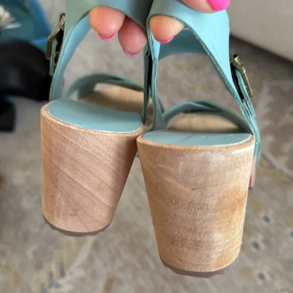 Loft Criss Cross Leather Sandals Size 8.5