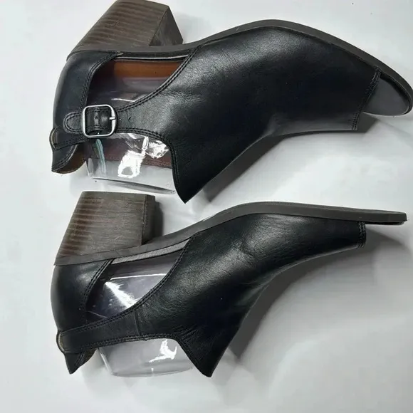 Lucky black leather chunky heel sandals size 10 medium.
