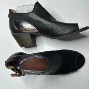 Lucky black leather chunky heel sandals size 10 medium.