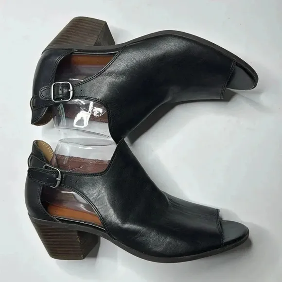 Lucky black leather chunky heel sandals size 10 medium.