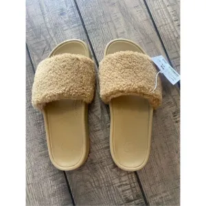 Lululemon slide fuzzy sandals size 6 NWT￼