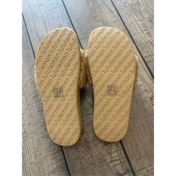 Lululemon slide fuzzy sandals size 6 NWT￼