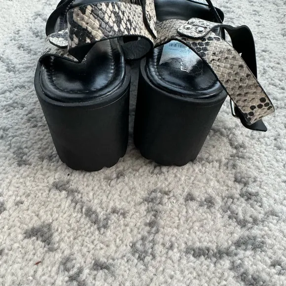 MADDEN GIRL CARTER PLATFORM REPTILELUG SANDALS Size 10