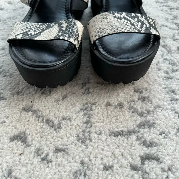 MADDEN GIRL CARTER PLATFORM REPTILELUG SANDALS Size 10