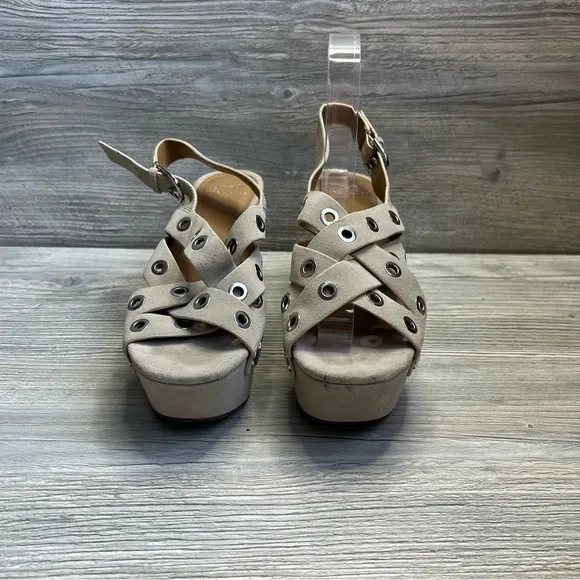 Marc Fisher Bloom Grommet Platform leather Sandals size 6.5