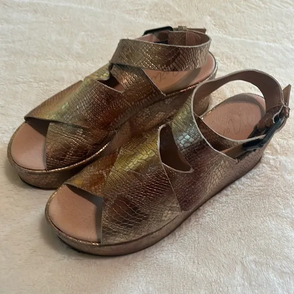 Matisse Gold Metallic Snake-Embossed Runaway Leather Platform Sandals Size 6