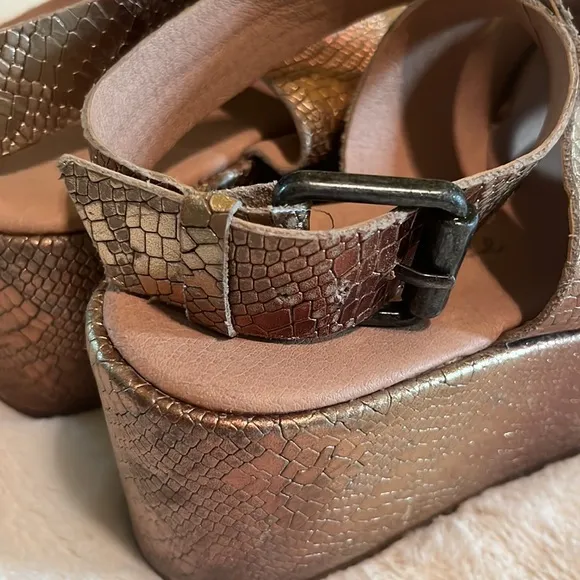 Matisse Gold Metallic Snake-Embossed Runaway Leather Platform Sandals Size 6