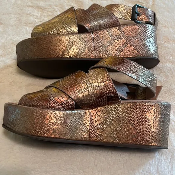 Matisse Gold Metallic Snake-Embossed Runaway Leather Platform Sandals Size 6