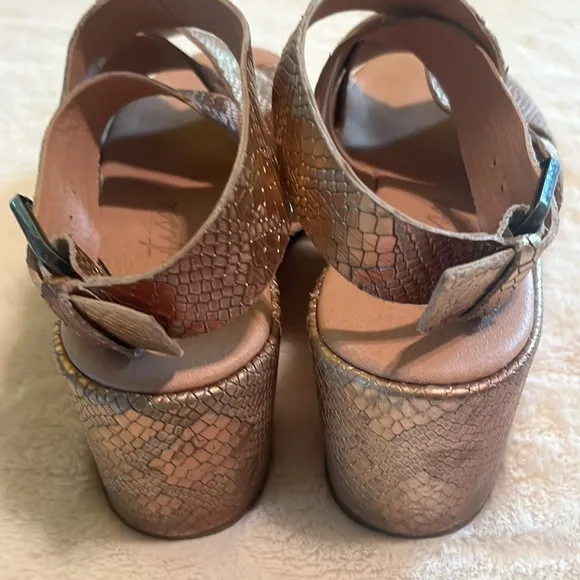 Matisse Gold Metallic Snake-Embossed Runaway Leather Platform Sandals Size 6