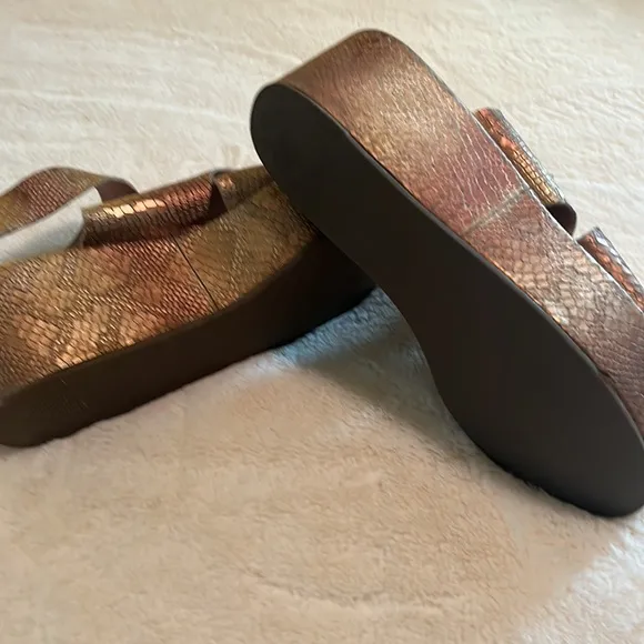Matisse Gold Metallic Snake-Embossed Runaway Leather Platform Sandals Size 6
