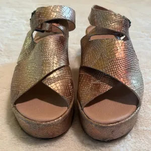 Matisse Gold Metallic Snake-Embossed Runaway Leather Platform Sandals Size 6