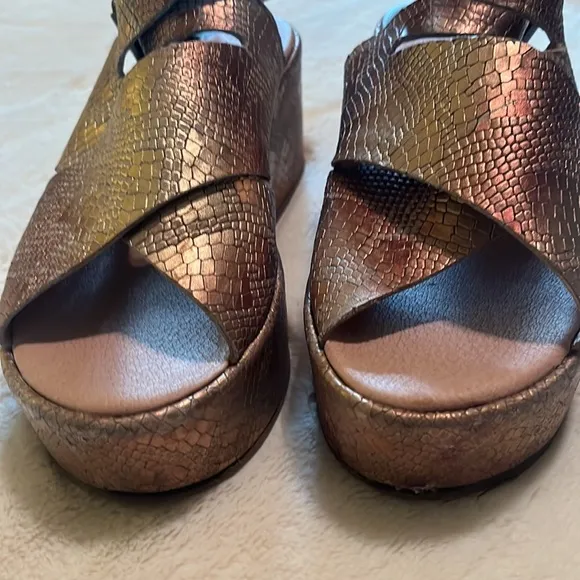 Matisse Gold Metallic Snake-Embossed Runaway Leather Platform Sandals Size 6