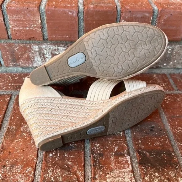 Me Too Bellini in Natural Wedge Sandals Women's Size 9