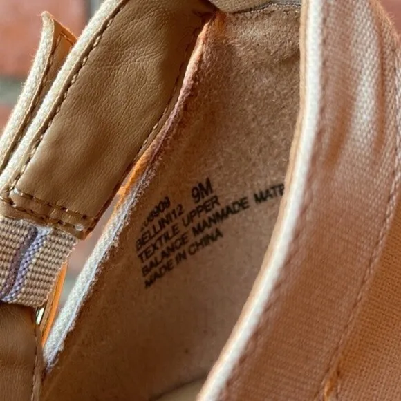 Me Too Bellini in Natural Wedge Sandals Women's Size 9