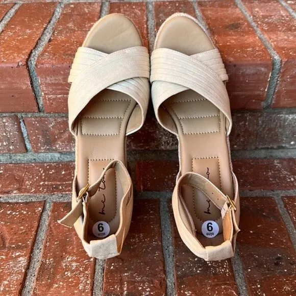 Me Too Bellini in Natural Wedge Sandals Women's Size 9