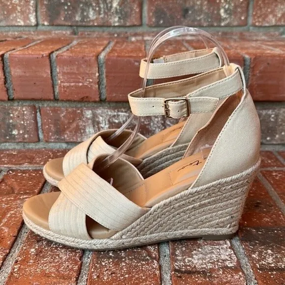 Me Too Bellini in Natural Wedge Sandals Women's Size 9