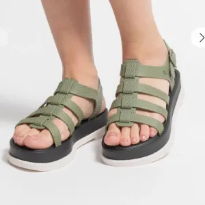 MELISSA - WOMEN’S FLOX III SNAKE PLATFORM SANDALS | SIZE 9