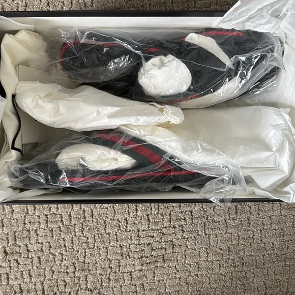 MEN’S NWT - NEVER WORN Gucci Black Sandals with Red and Green Accents