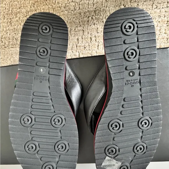 MEN’S NWT - NEVER WORN Gucci Black Sandals with Red and Green Accents