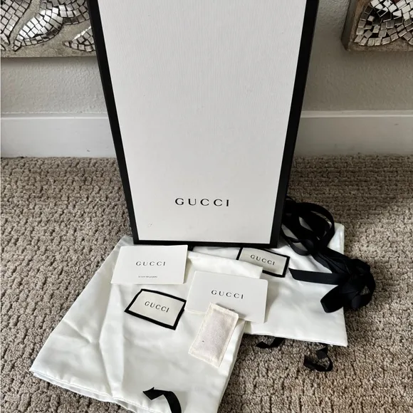 MEN’S NWT - NEVER WORN Gucci Black Sandals with Red and Green Accents