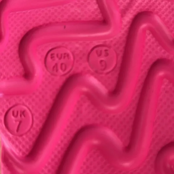 Mia - ‘Bright Pink Platform’ Sandals SZ: 7, 8, 9, 10. NWT