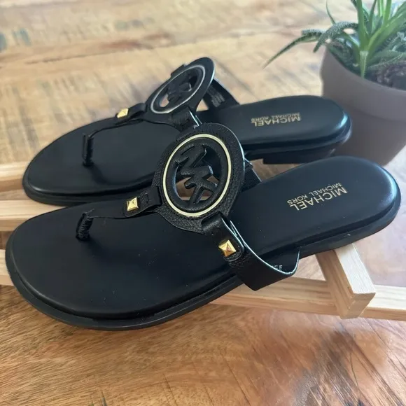 Michael Kors Aubrey Cutout Leather T-Strap Black Sandal Size 5.5