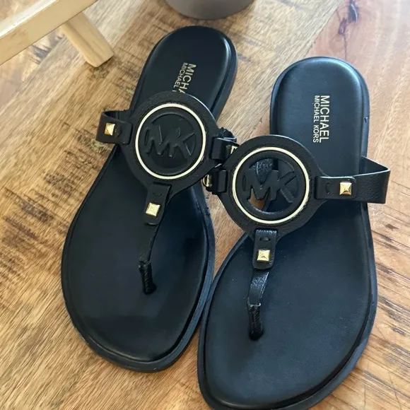 Michael Kors Aubrey Cutout Leather T-Strap Black Sandal Size 5.5
