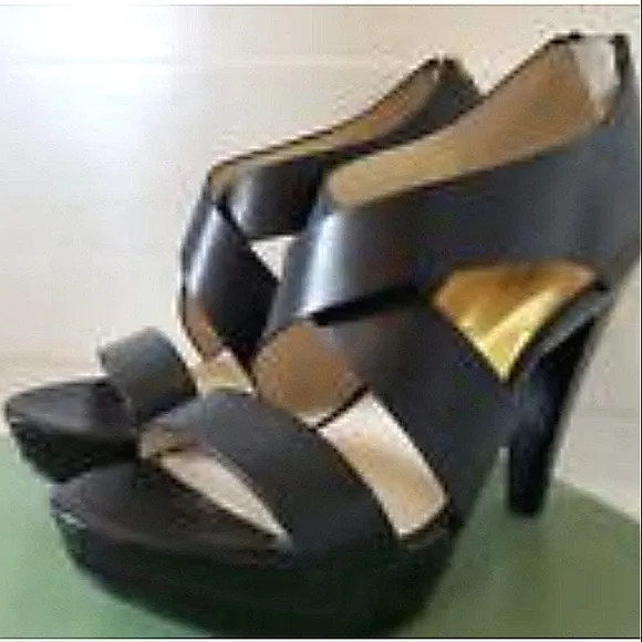 MICHAEL KORS Eleana Lacquer Platform Sandals EUC