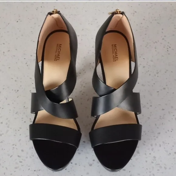 MICHAEL KORS Eleana Lacquer Platform Sandals EUC