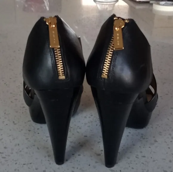 MICHAEL KORS Eleana Lacquer Platform Sandals EUC